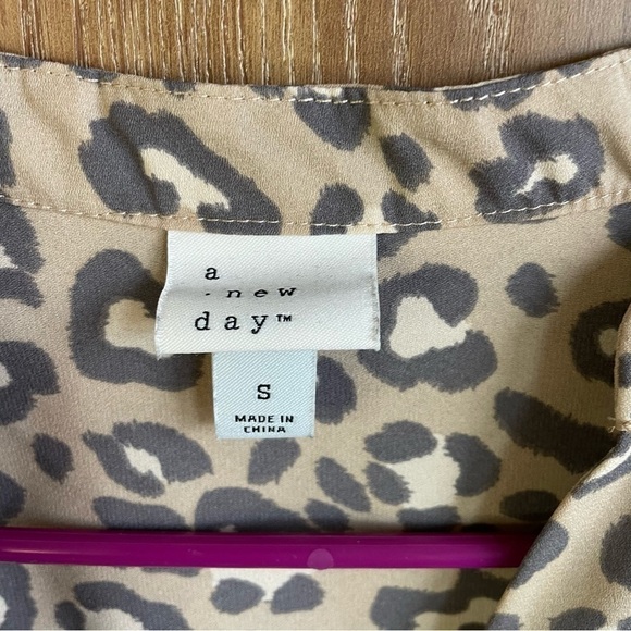 A New Day Cheetah Button Down Long Sleeve Blouse Small - Picture 4 of 6